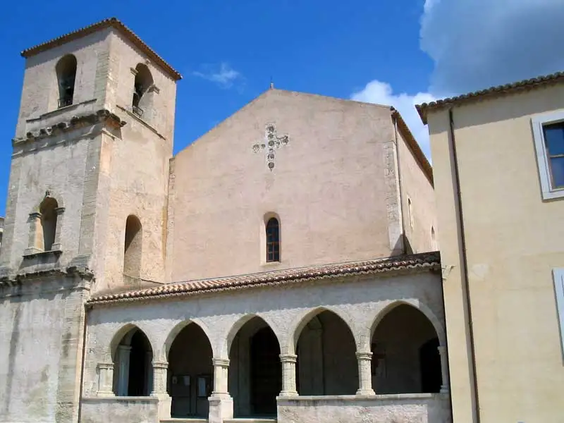 Chiesa di San Bernardino da Siena a Amantea, con portico ad archi e torre campanaria in stile medievale.