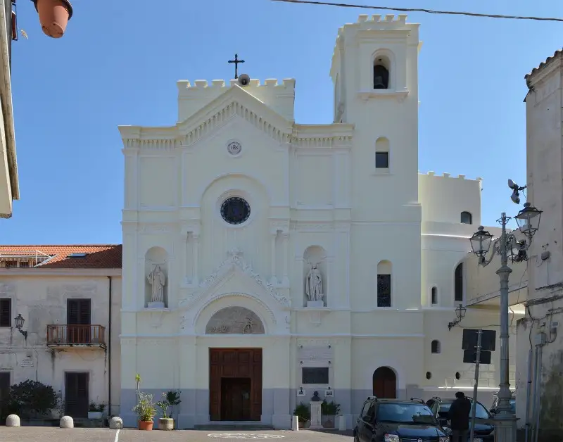 Chiesa di San Rocco e San Francesco di Paola a Gioia Tauro, con facciata bianca in stile neogotico e dettagli decorativi raffinati.