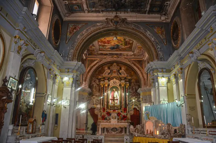 Interno della Chiesa di San Sebastiano a Soriano Calabro, con affreschi elaborati e altare decorato in stile barocco.