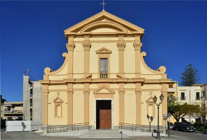 Chiesa di Santa Maria di Portosalvo a Vibo Marina, con facciata gialla in stile neoclassico e dettagli eleganti.