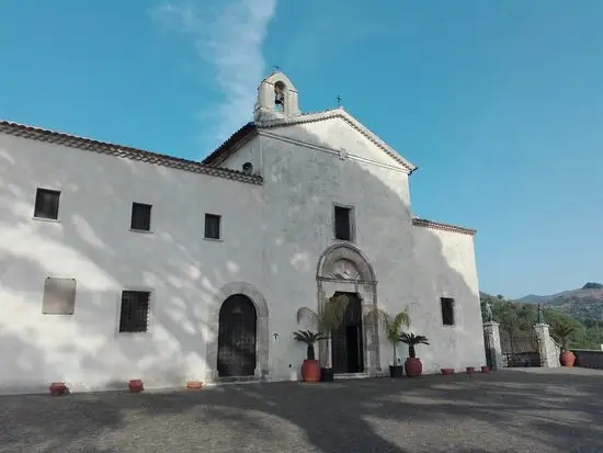 Convento di San Daniele dei Padri Cappuccini, struttura storica con facciata semplice e cortile decorato.