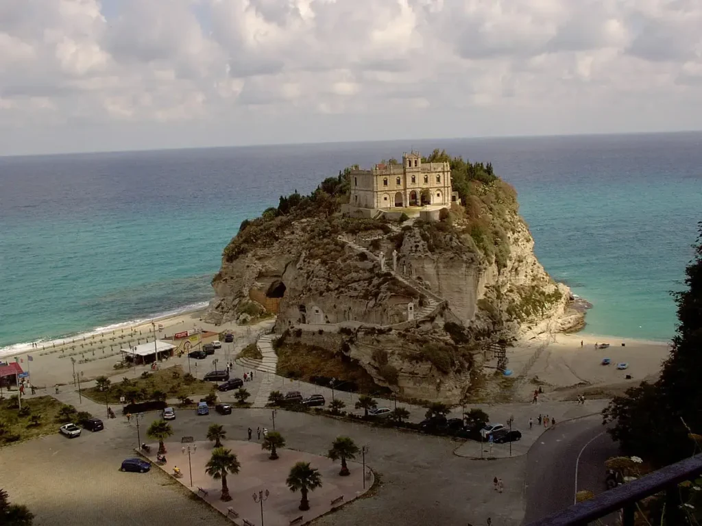 Santuario di Santa Maria dell’Isola a Tropea, incastonato su una roccia con vista sul mare cristallino e spiagge circostanti.