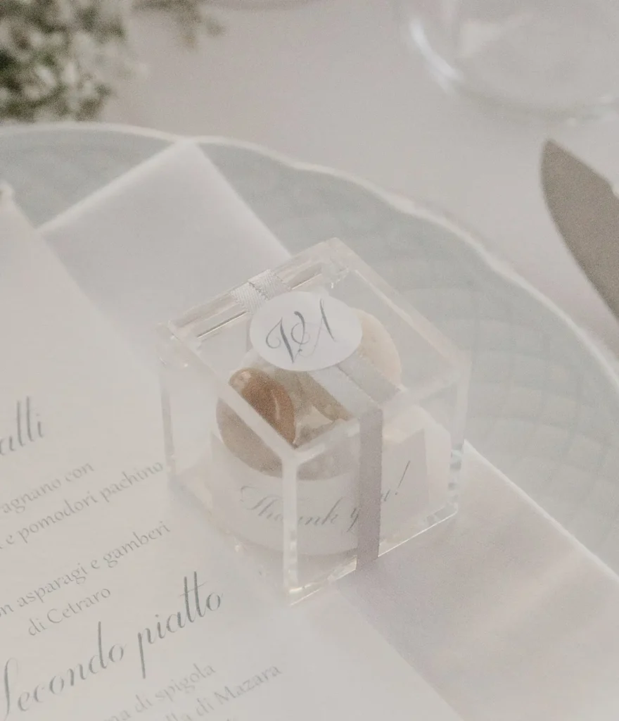 Bomboniere artigianali in stile rustico con dettagli naturali, perfette per un matrimonio eco-friendly.