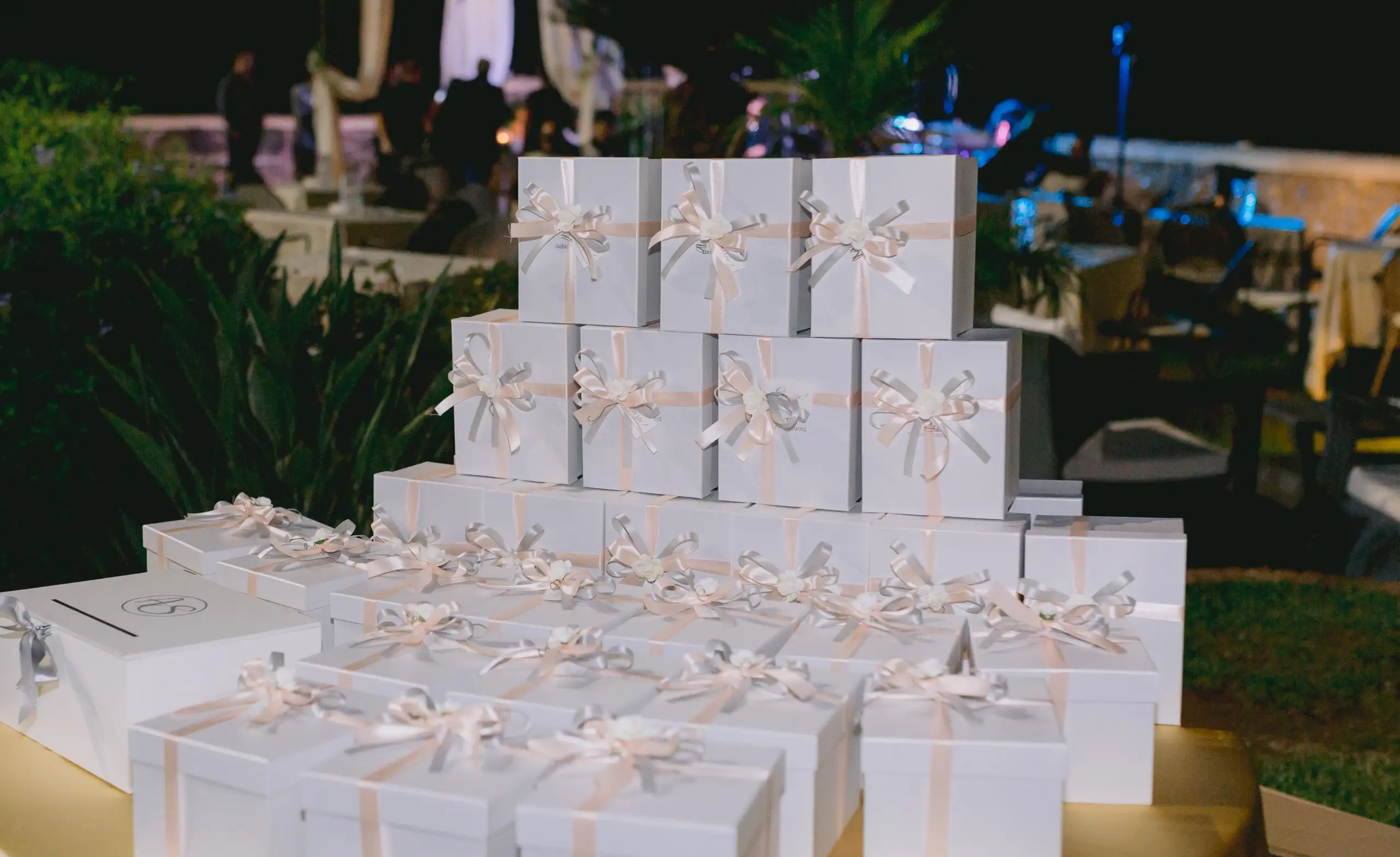 Bomboniere eleganti con scatoline trasparenti e confetti colorati, ideali per un matrimonio raffinato.