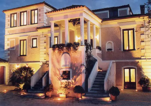 Casino Lenza, affascinante tenuta calabrese immersa nella natura, perfetta per un matrimonio da sogno.