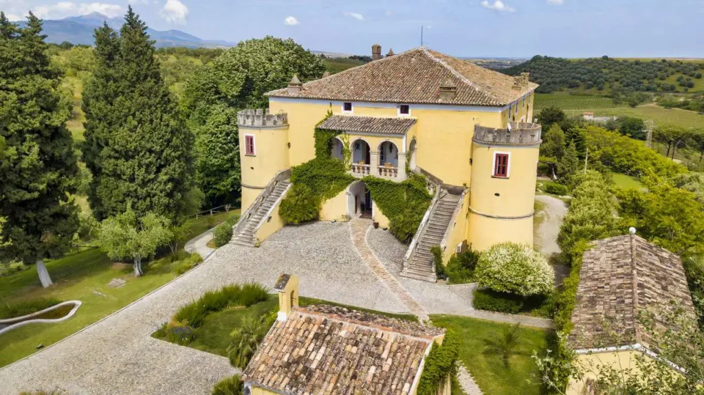 Castello di Serragiumenta, suggestiva location per matrimoni con architettura medievale e paesaggi incantevoli.