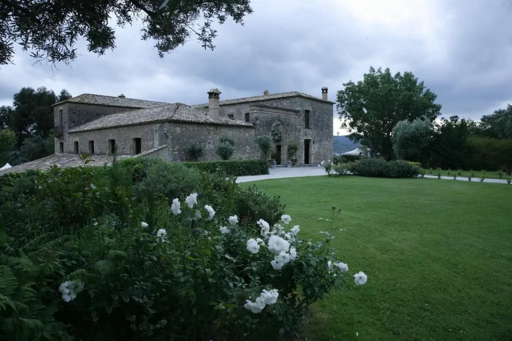 Tenuta Calivello, raffinata location per matrimoni immersa tra ulivi secolari e paesaggi collinari.