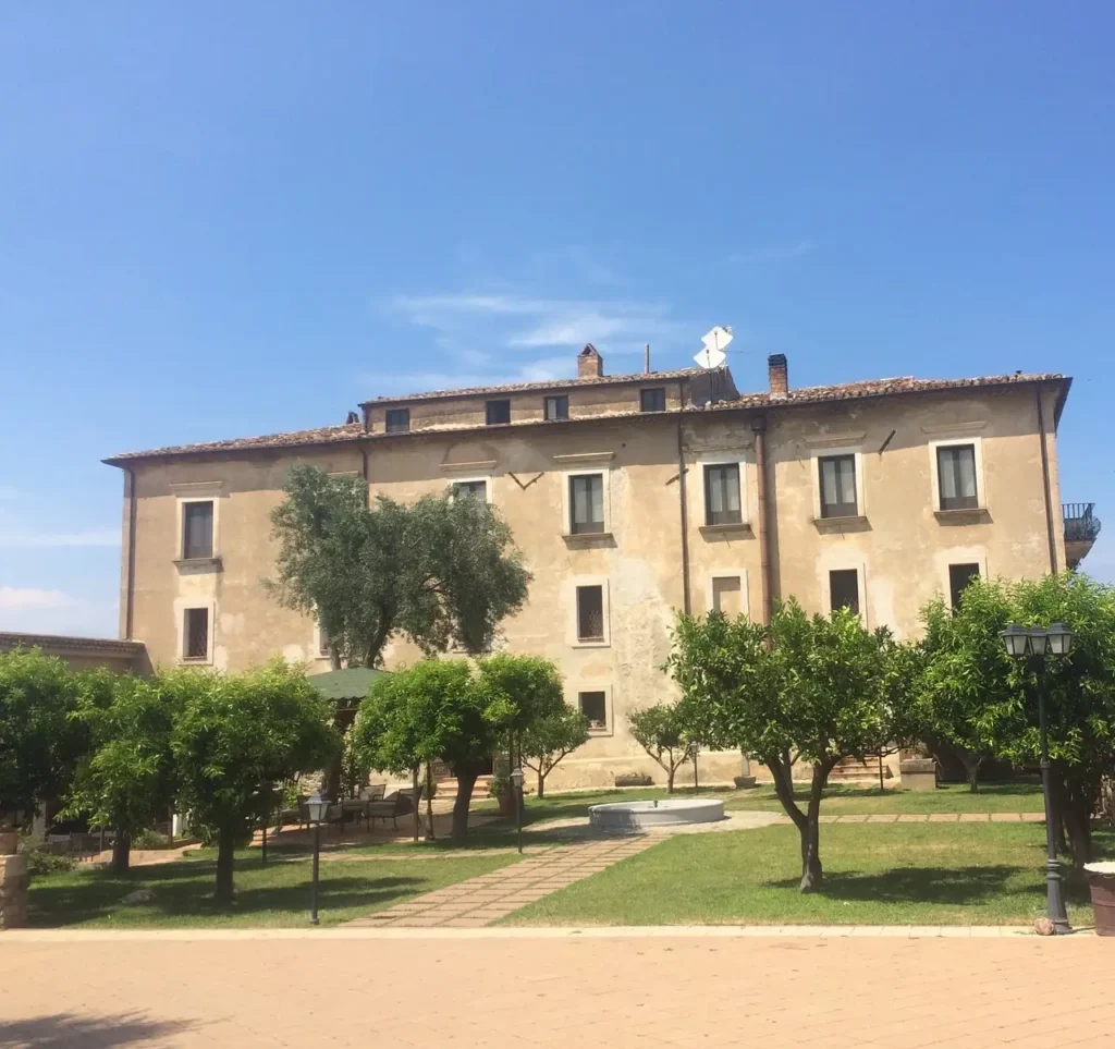 Tenuta Ciminata Greco, splendida location per matrimoni nell'entroterra calabrese con giardini curati e un'atmosfera elegante.