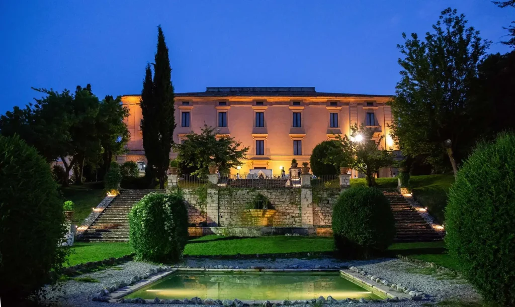 Villa Quintieri, elegante dimora storica per matrimoni con ambienti raffinati e un ampio parco.