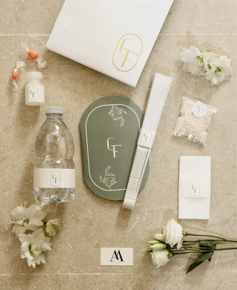 Cuscino bianco con candela e nastro decorativo per cerimonia di matrimonio.