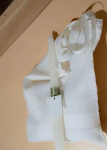 Kit di benvenuto per matrimonio con ventaglio, bottiglia d'acqua, confetti e altri accessori.