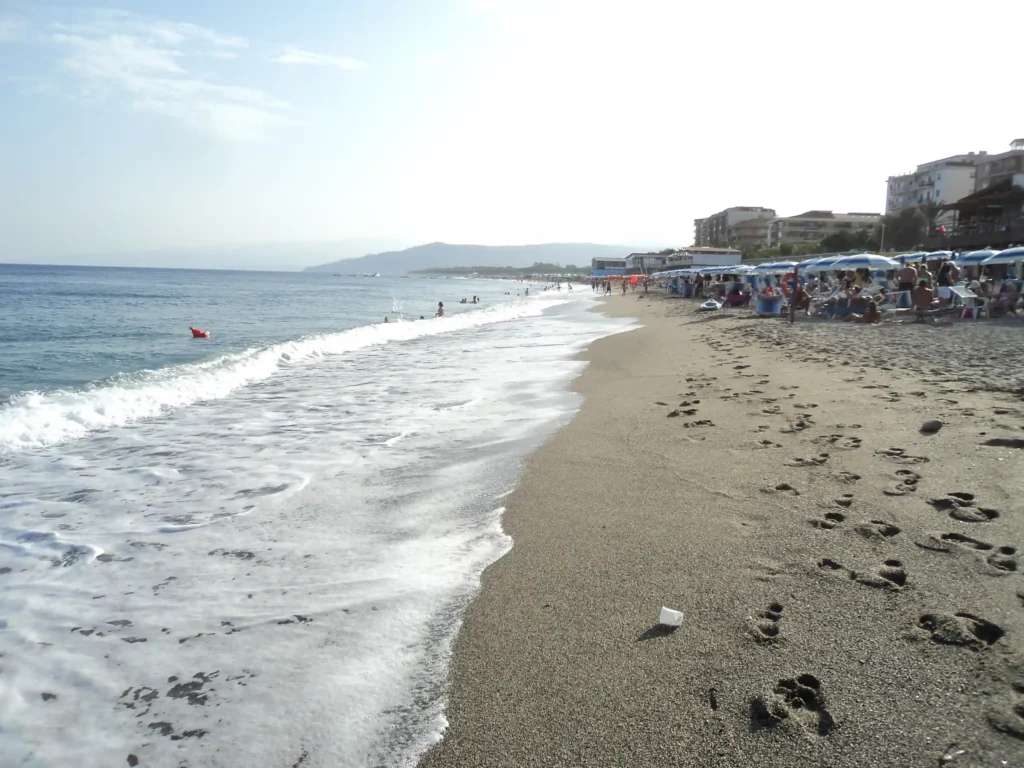 Spiaggia di Catanzaro Lido, location perfetta per matrimoni all'aperto con mare cristallino e atmosfera suggestiva.