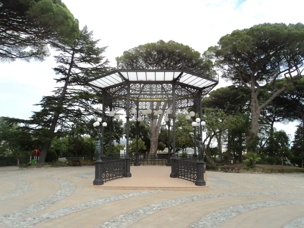 Gazebo di Villa Margherita a Catanzaro, un luogo suggestivo ideale per matrimoni all'aperto immersi nel verde.