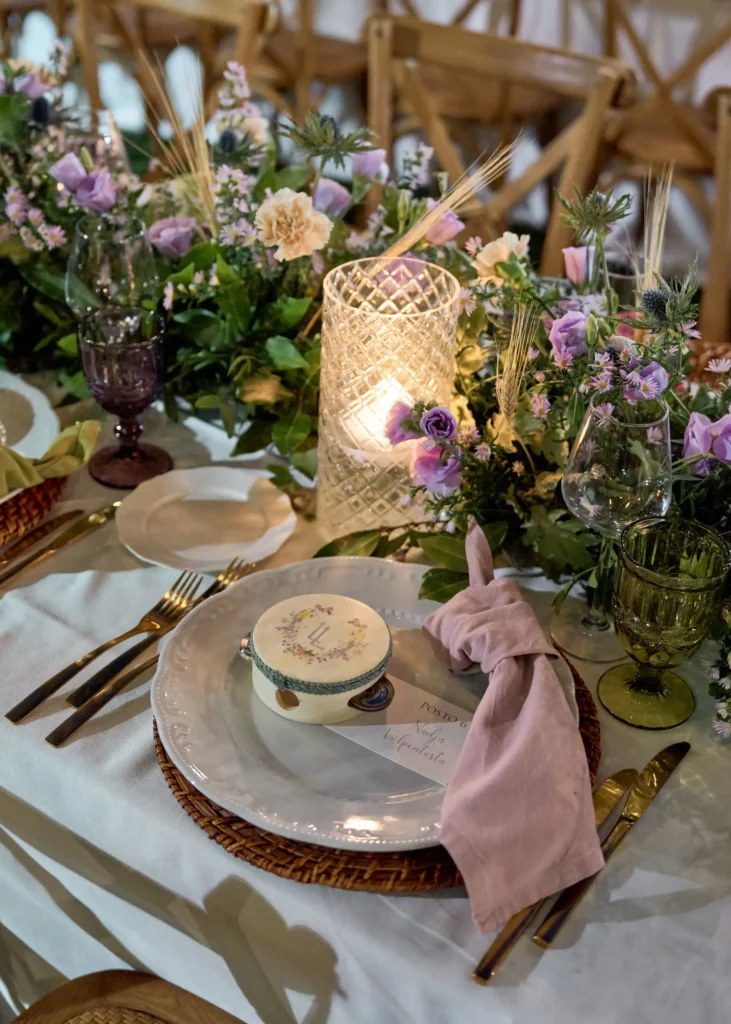 Details of a table with candles and lilac flowers, romantic atmosphere.
