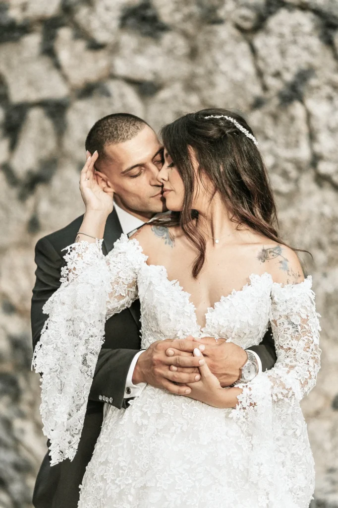 Intimate moment between the newlyweds Larissa and Luca, caught in a sweet kiss at sunset.