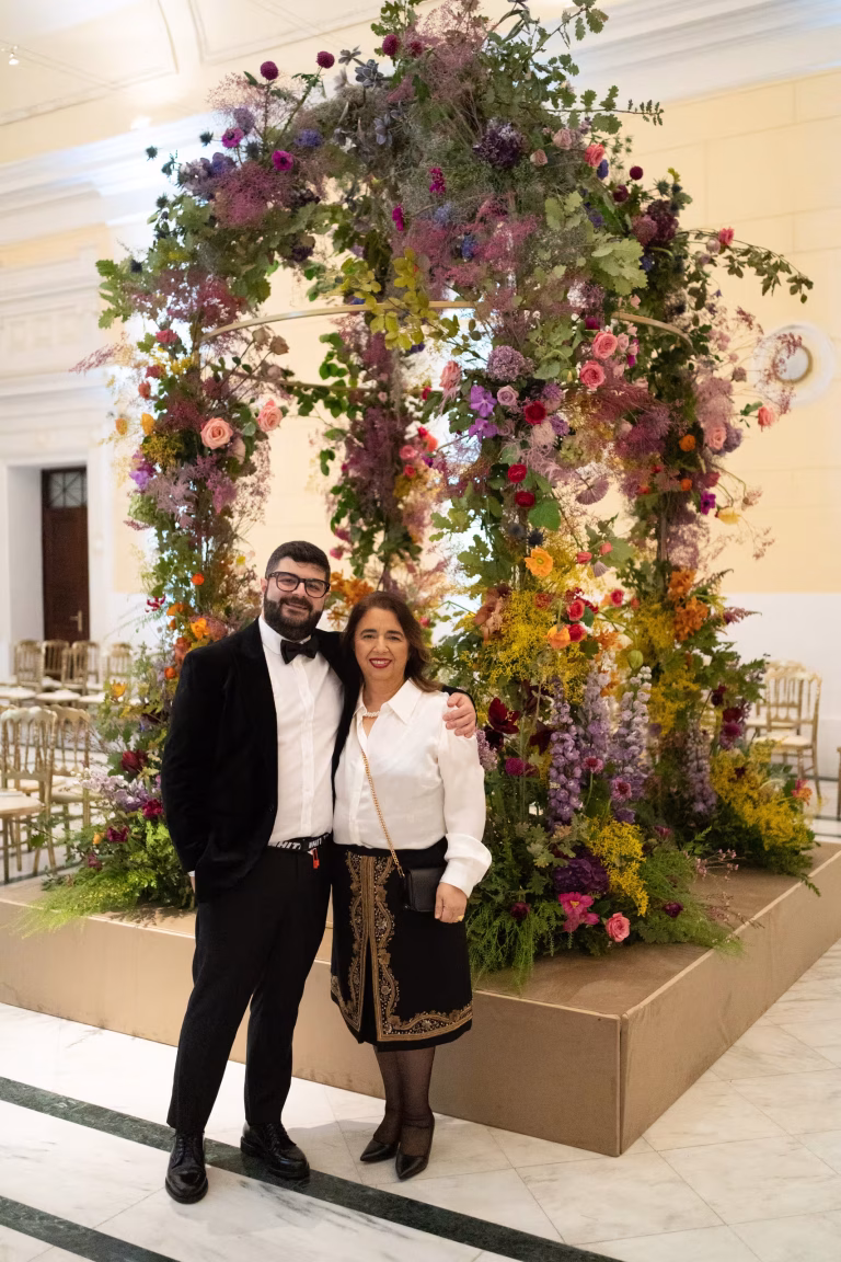 Team di wedding planner davanti a un allestimento floreale elegante