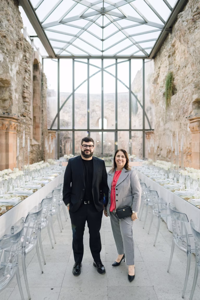 Team di wedding planner in una location storica allestita per matrimonio